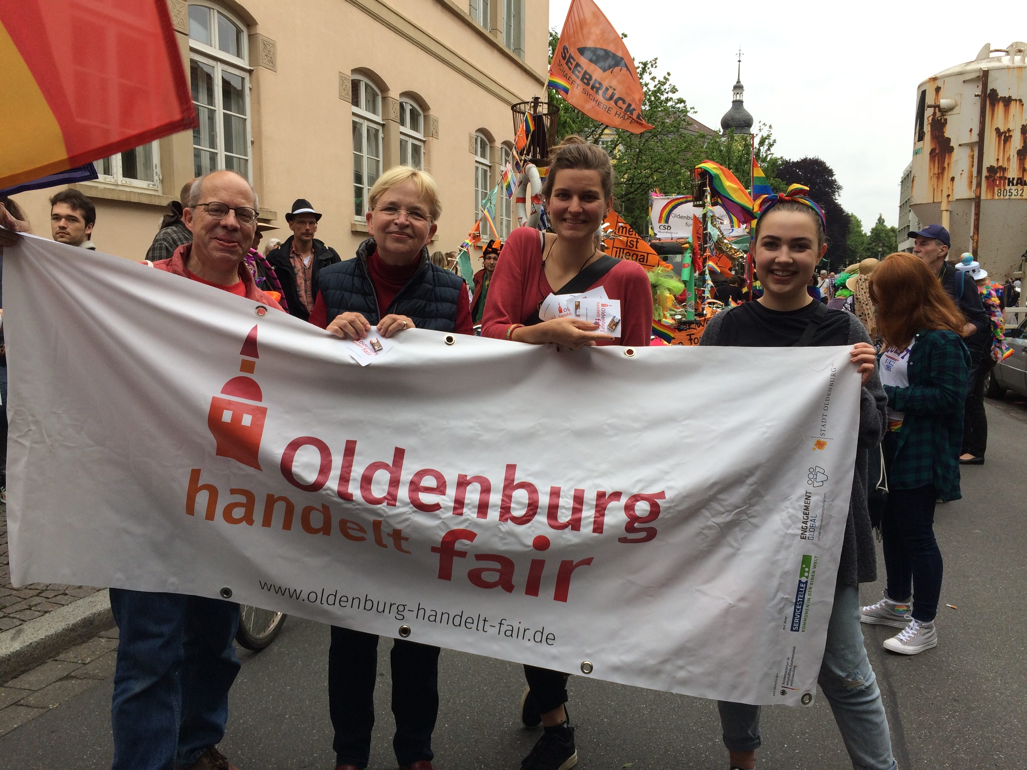 Menschen, die das Banner von "Oldenburg handelt fair" hochhalten. Foto: © privat