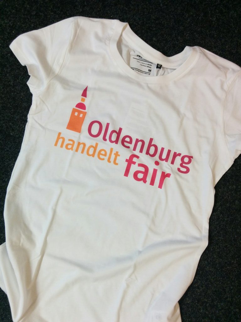 T-Shirt mit dem Logo von "Oldenburg handelt fair". Foto: © J. Mumme
