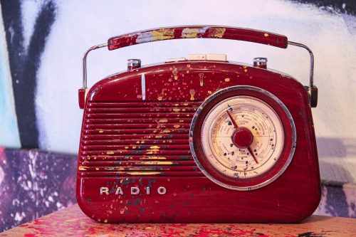 Auf dem Foto ist ein rotes Kofferradio zu sehen. Foto: © pixabay