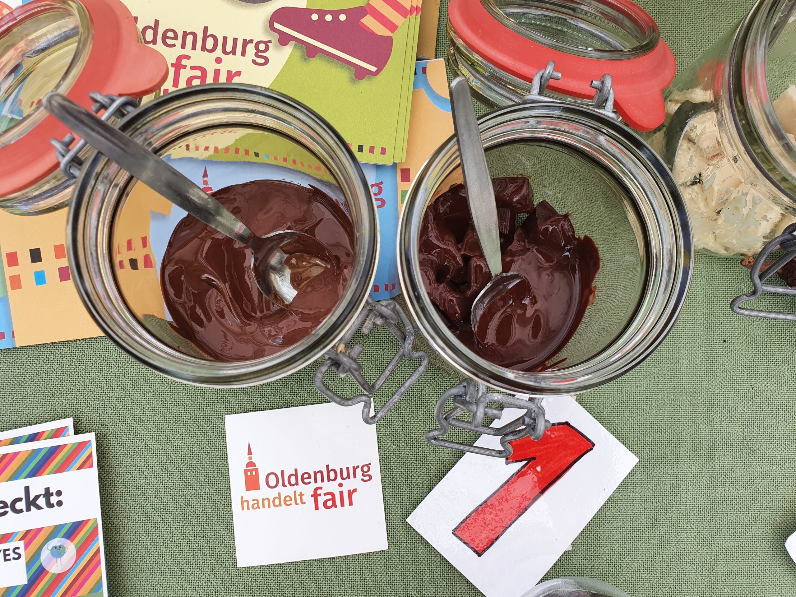 Zwei Gläser mit Schokolade für das Schokotasting, die inzwischen geschmolzen ist. Foto: © Jannika Mumme