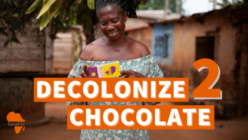Eine Frau mit einer Tafel Schokolade in der Hand. Foto: © fairafric