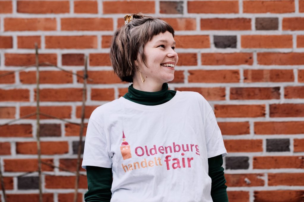 Mädchen im T-shirt von Oldenburg handelt fair. Foto: © J. Bädeker