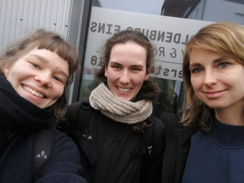 Auf dem Bild sind drei Frauen vor dem Bürgersender Oeins zu sehen. Foto: © Helene Lodtka