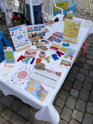 Ein Tisch voll mit Informationsmaterial über den fairen Handel