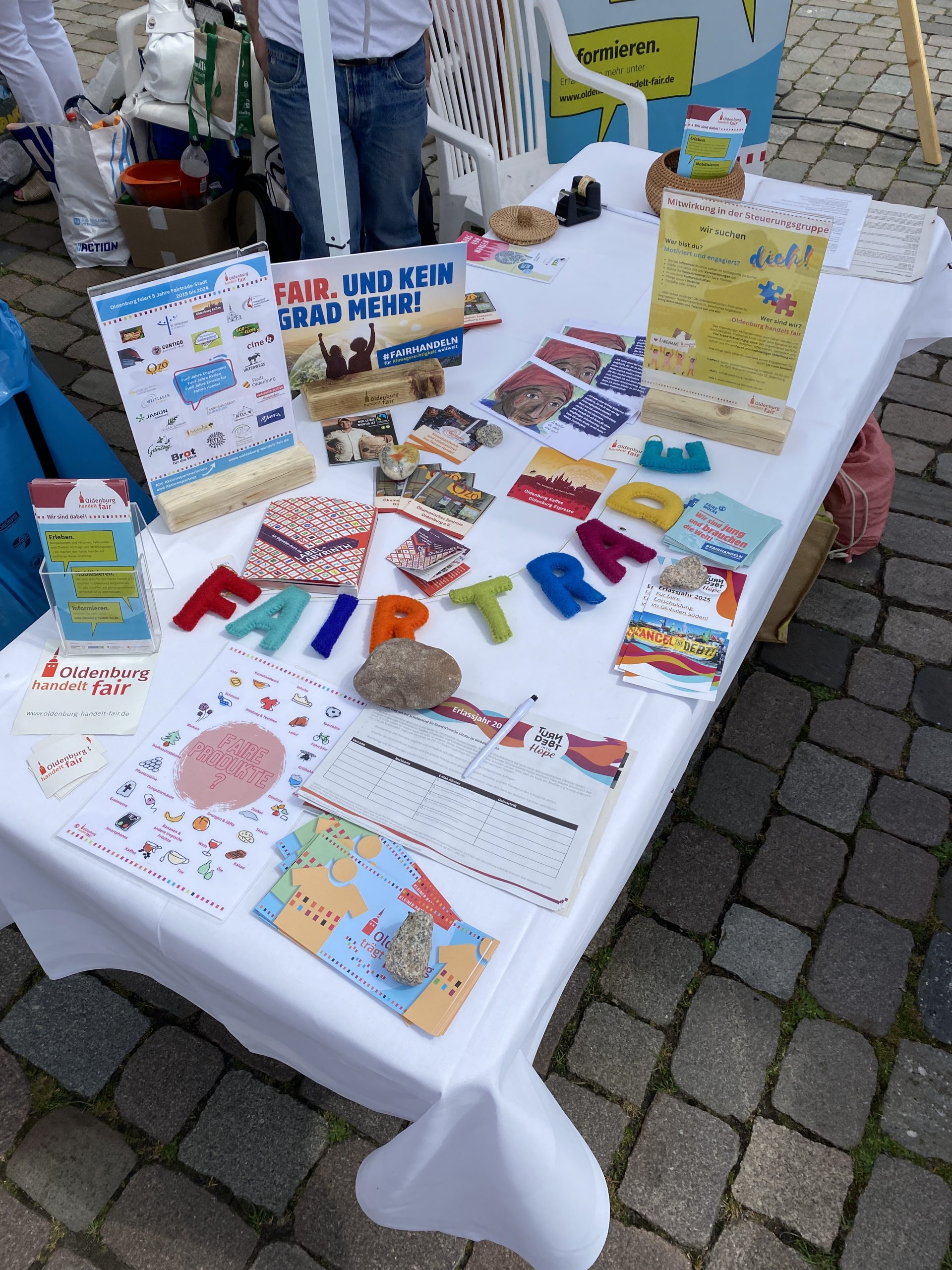 Ein Tisch voll mit Informationsmaterial über den fairen Handel