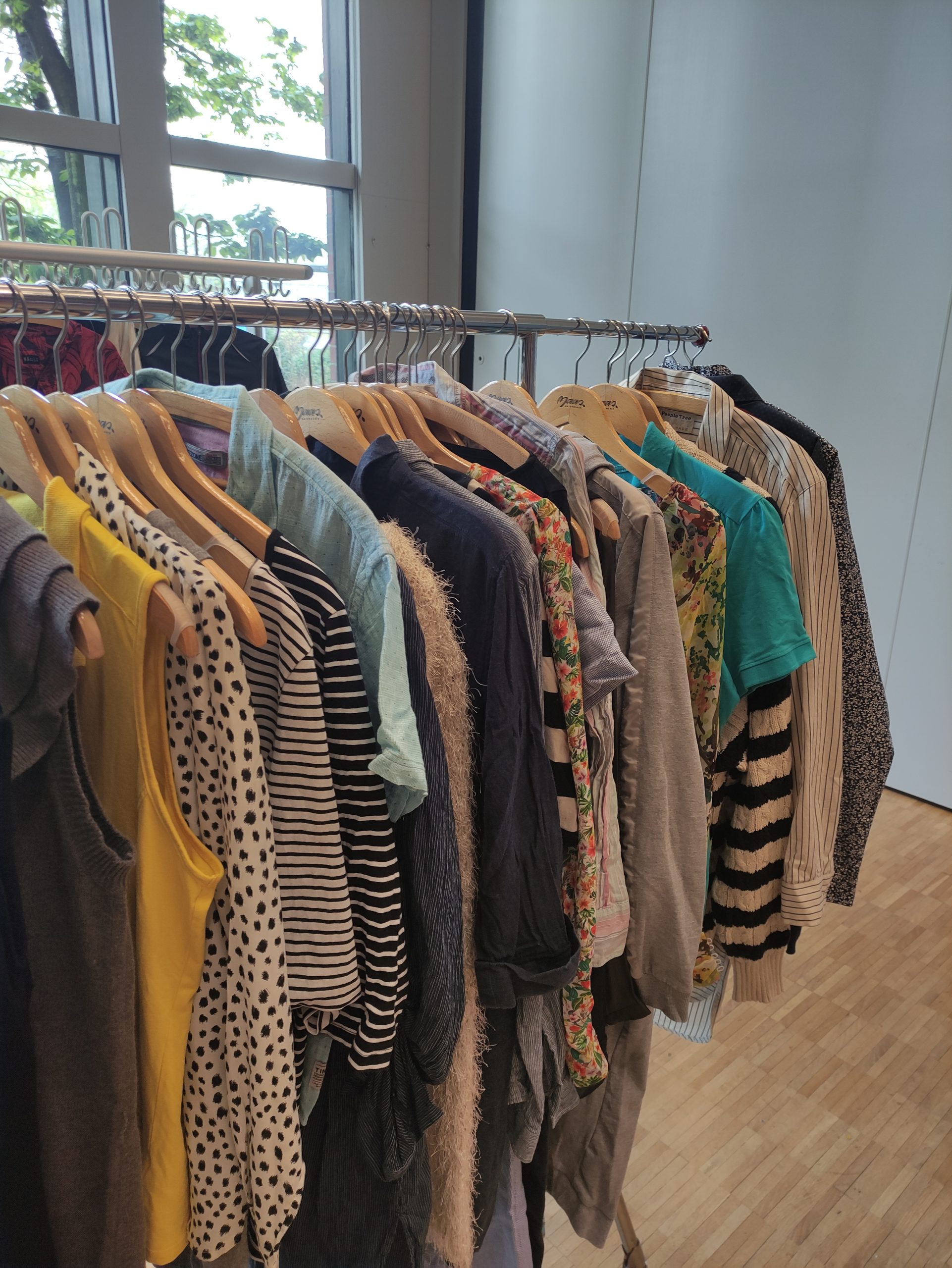 1754311315907 Kleiderstange mit verschiedener Kleidung