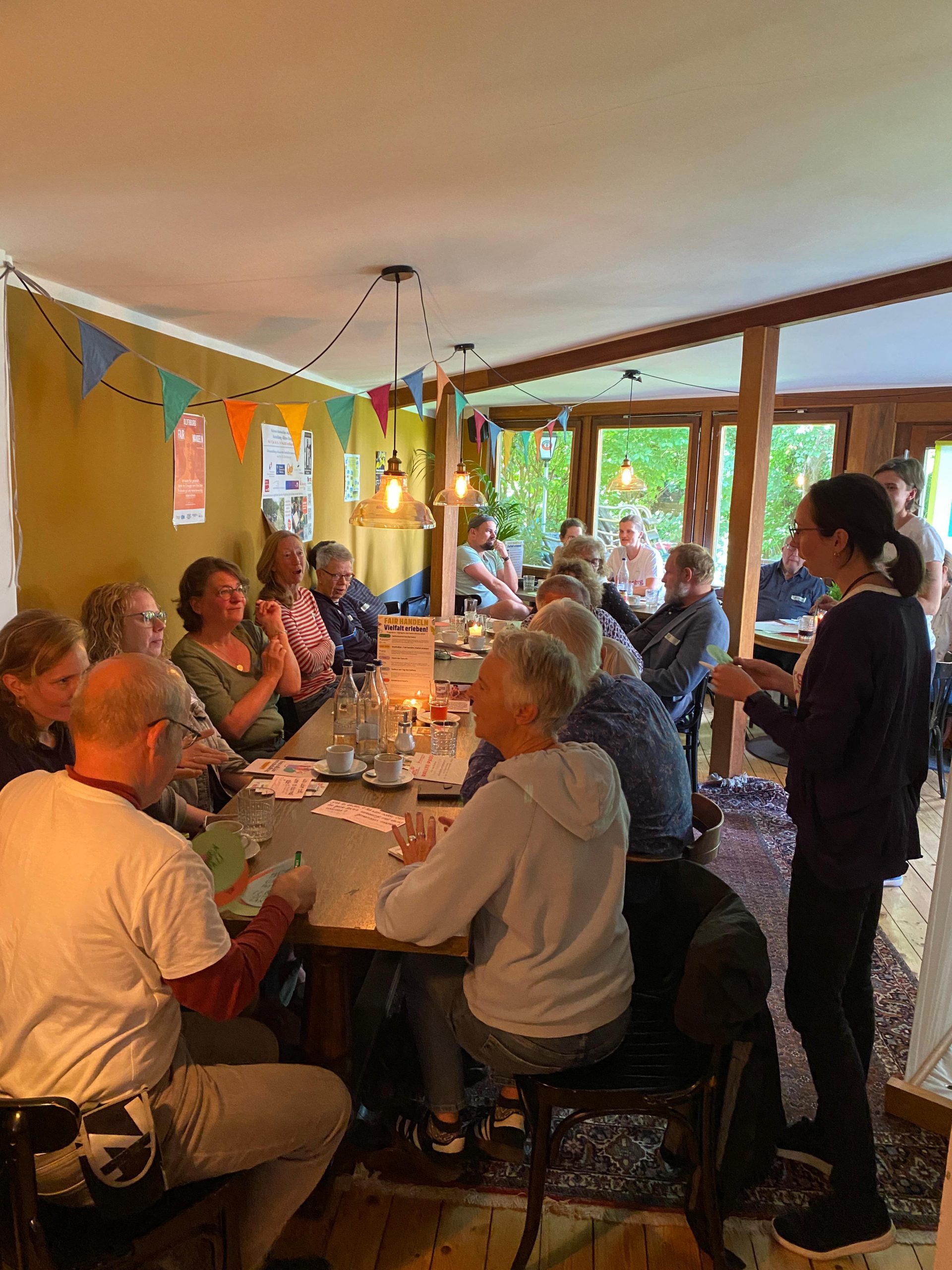 WhatsApp Image 2025-08-25 at 12.43.43 Auf dem Bild sieht man eine nette Frühstücksrunde