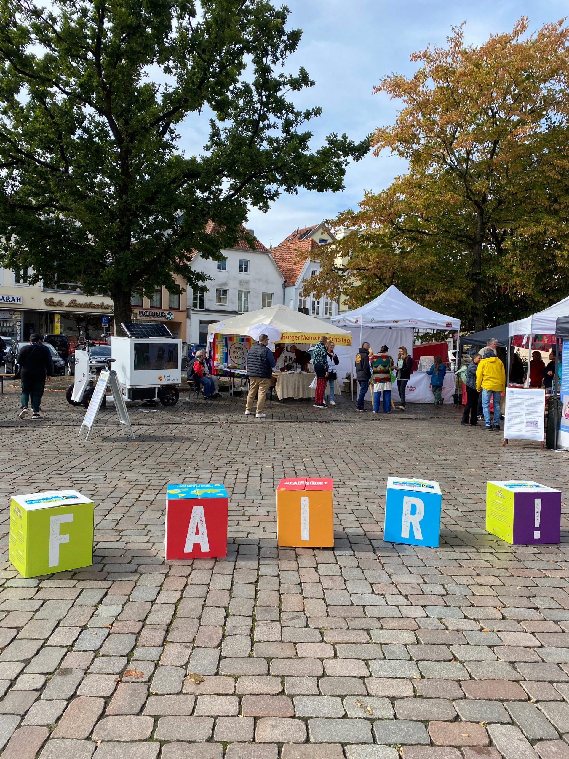 WhatsApp Image 2025-09-16 at 11.48.38 Man sieht 5 Papphocker auf denen die Buchstaben F, A, I, R, ! stehen